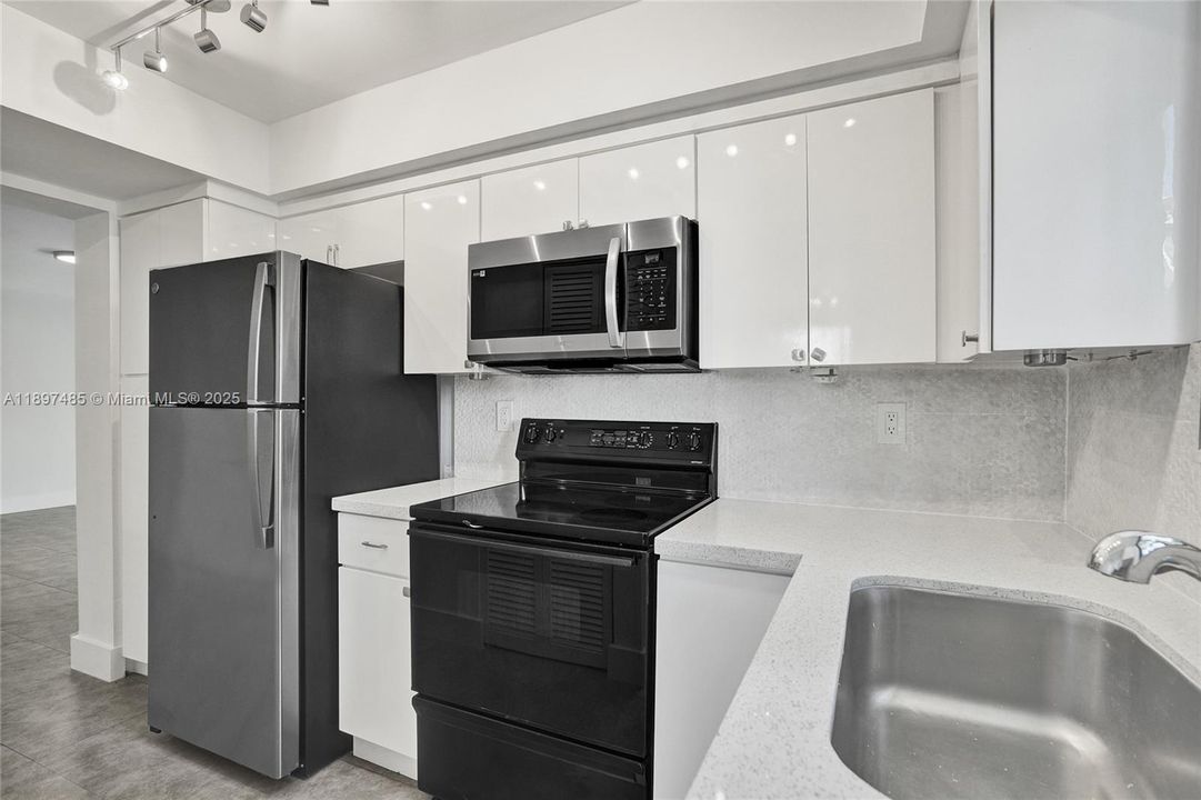 Enjoy cooking in this modern newer kitchen!