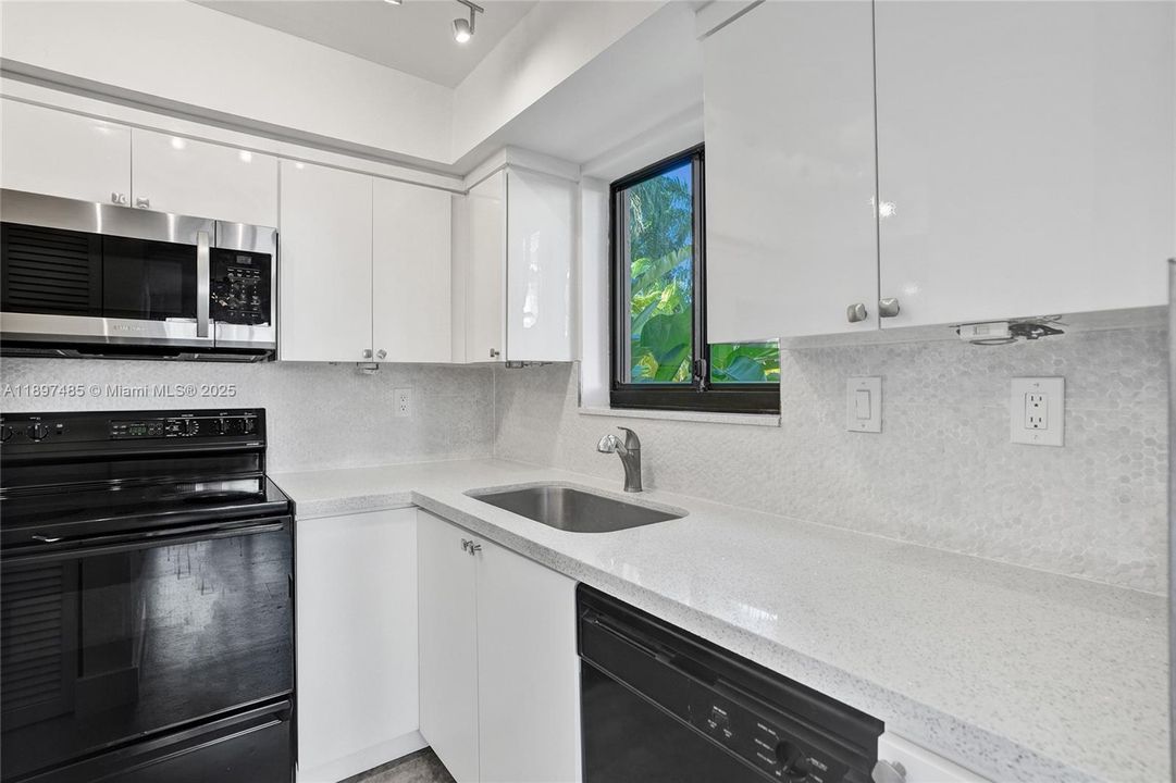 Lots of counter and cabinet space!