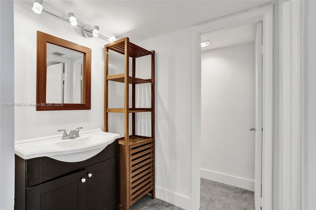 For Sale: $393,000 (1 beds, 1 baths, 872 Square Feet)