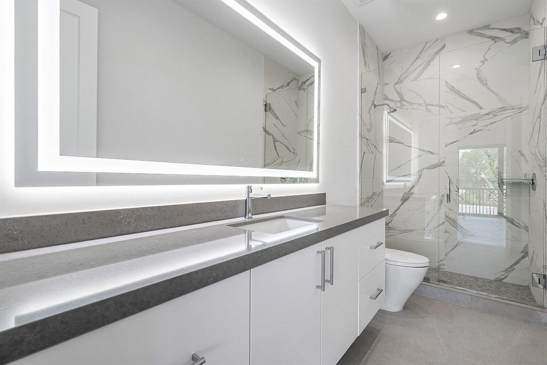 Ensuite Bath 1
