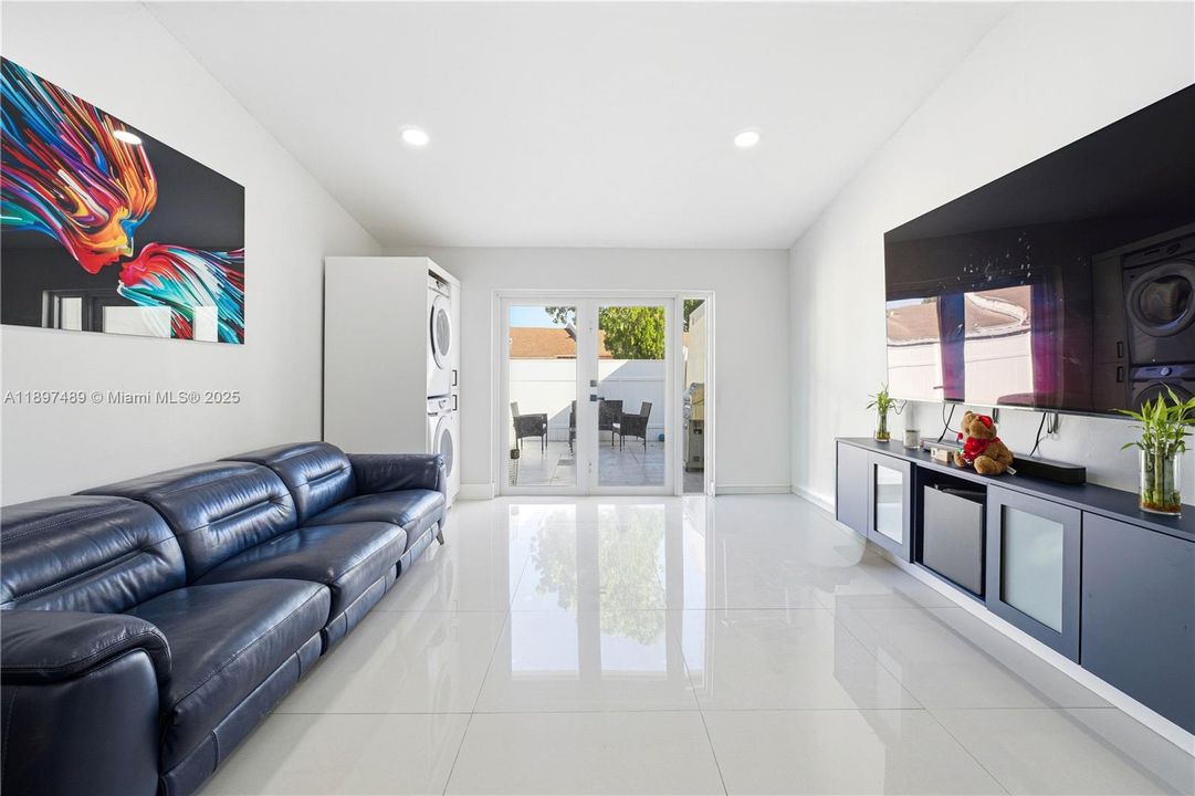 For Sale: $510,000 (3 beds, 1 baths, 970 Square Feet)