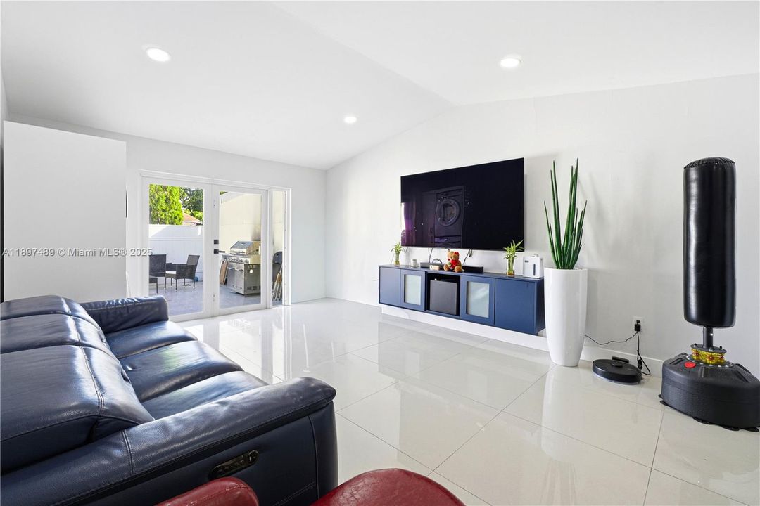 For Sale: $510,000 (3 beds, 1 baths, 970 Square Feet)