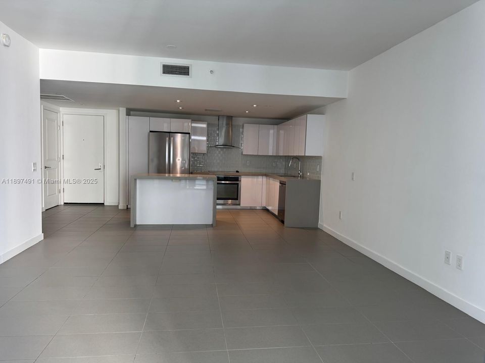 For Sale: $415,000 (1 beds, 1 baths, 752 Square Feet)