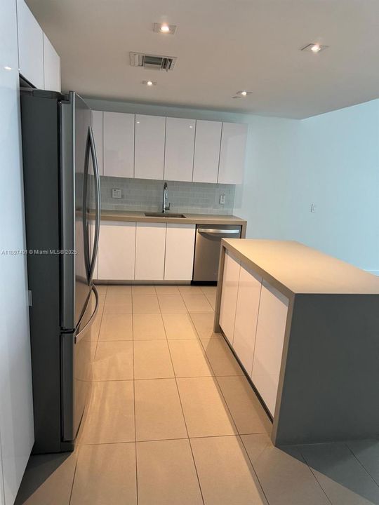 For Sale: $415,000 (1 beds, 1 baths, 752 Square Feet)