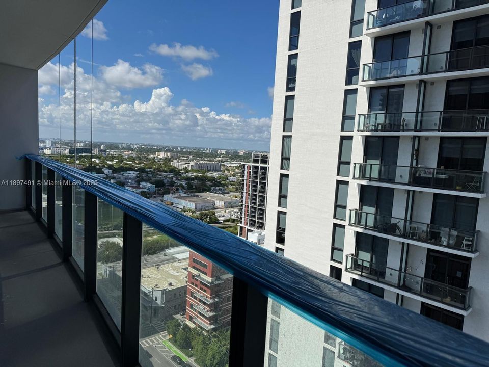 For Sale: $415,000 (1 beds, 1 baths, 752 Square Feet)