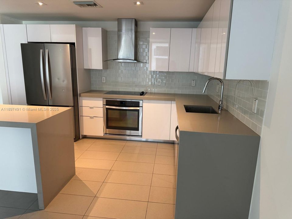 For Sale: $415,000 (1 beds, 1 baths, 752 Square Feet)