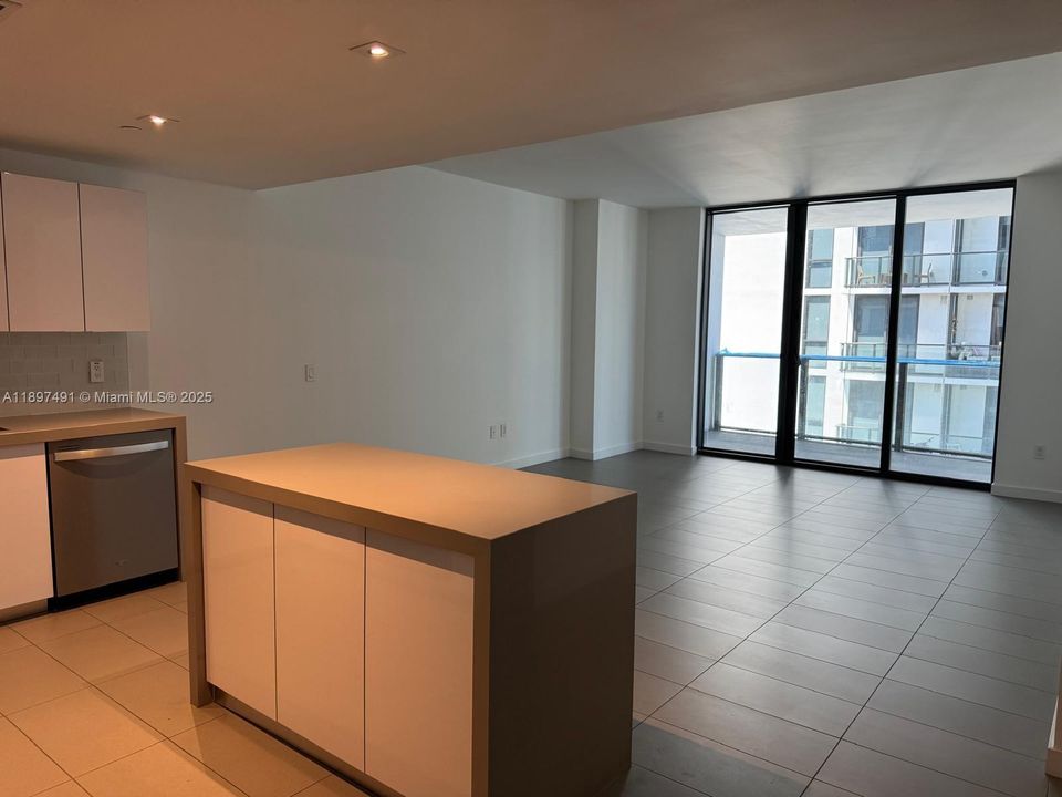 For Sale: $415,000 (1 beds, 1 baths, 752 Square Feet)