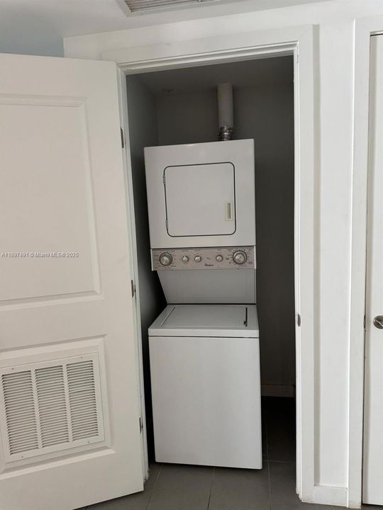 For Sale: $415,000 (1 beds, 1 baths, 752 Square Feet)