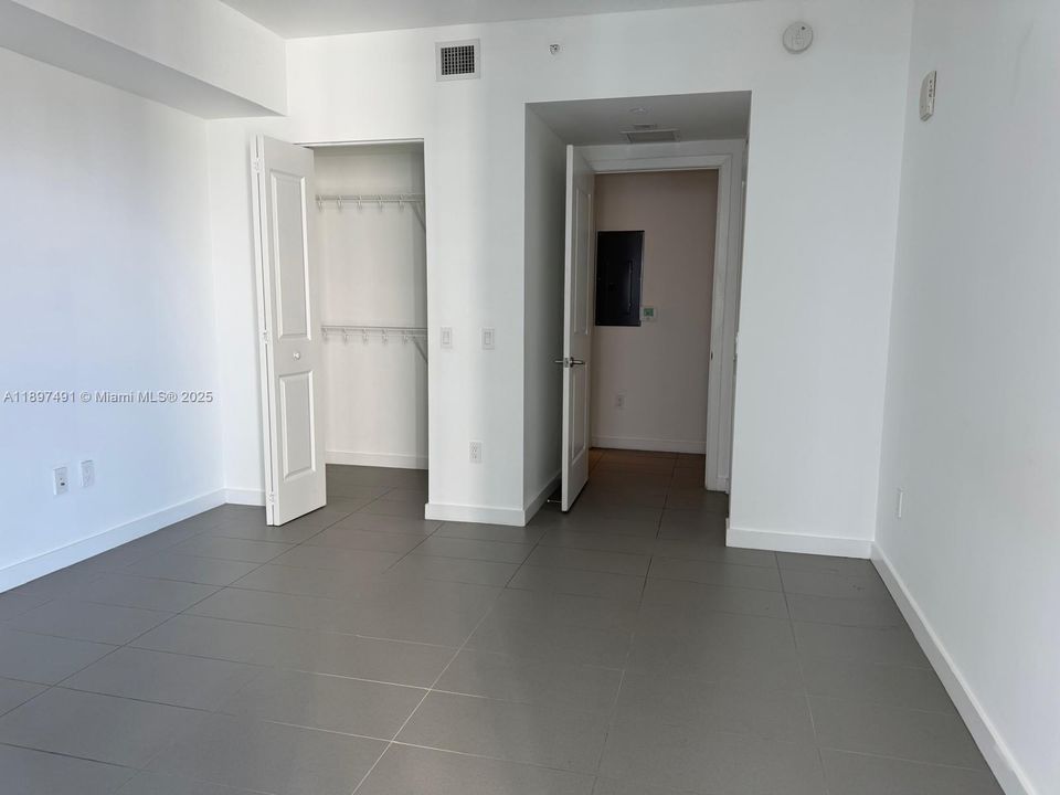 For Sale: $415,000 (1 beds, 1 baths, 752 Square Feet)