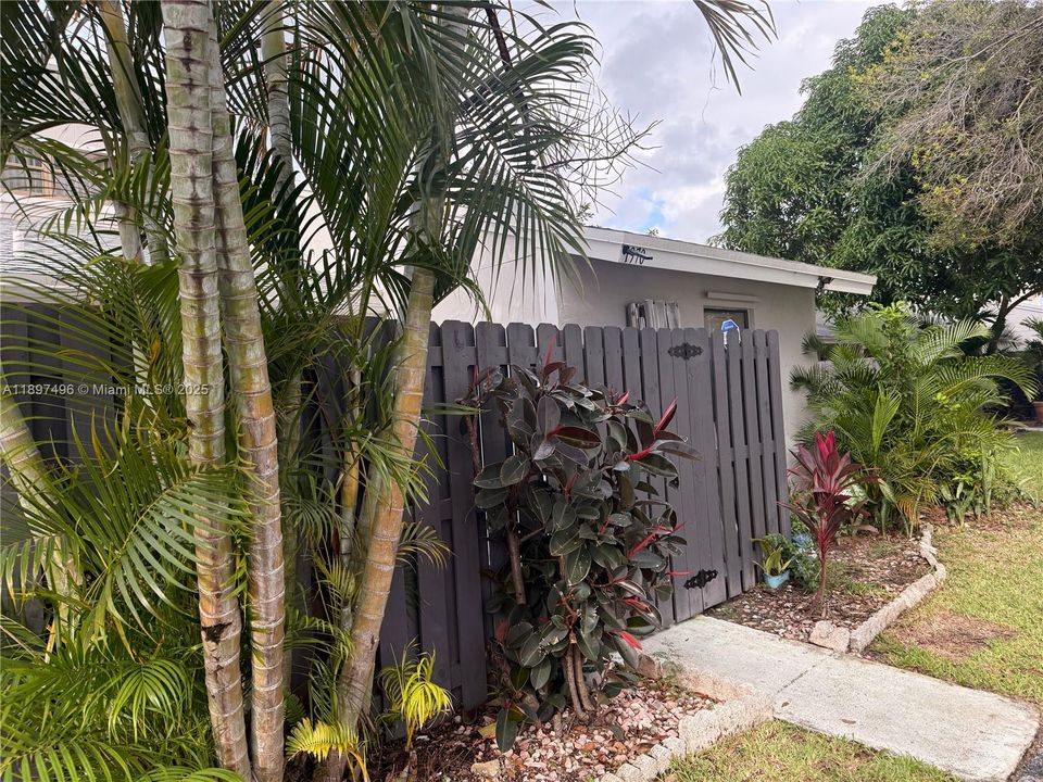 Active With Contract: $265,000 (3 beds, 2 baths, 1194 Square Feet)