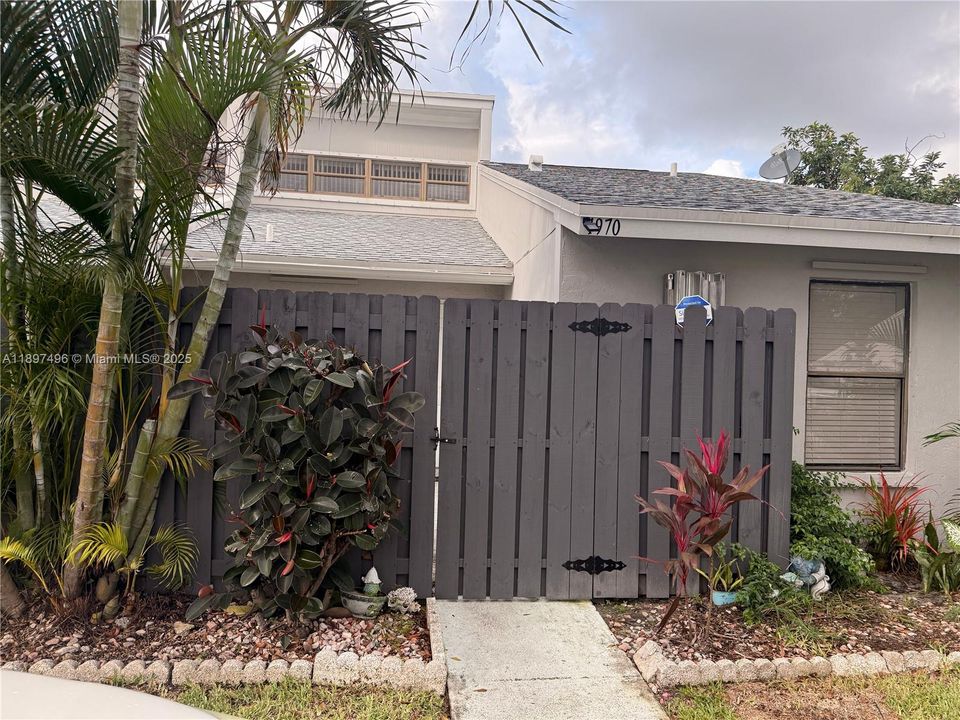 Active With Contract: $265,000 (3 beds, 2 baths, 1194 Square Feet)