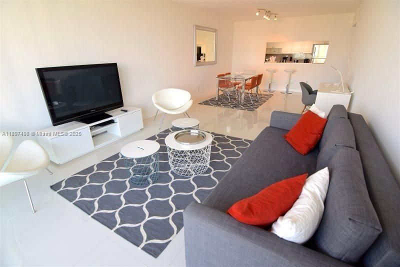 合同活跃: $399,000 (1 贝兹, 1 浴室, 1005 平方英尺)