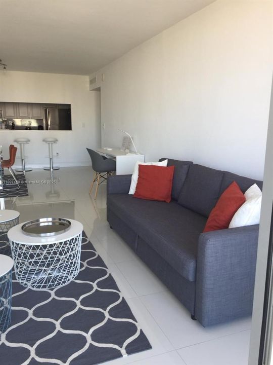 合同活跃: $399,000 (1 贝兹, 1 浴室, 1005 平方英尺)