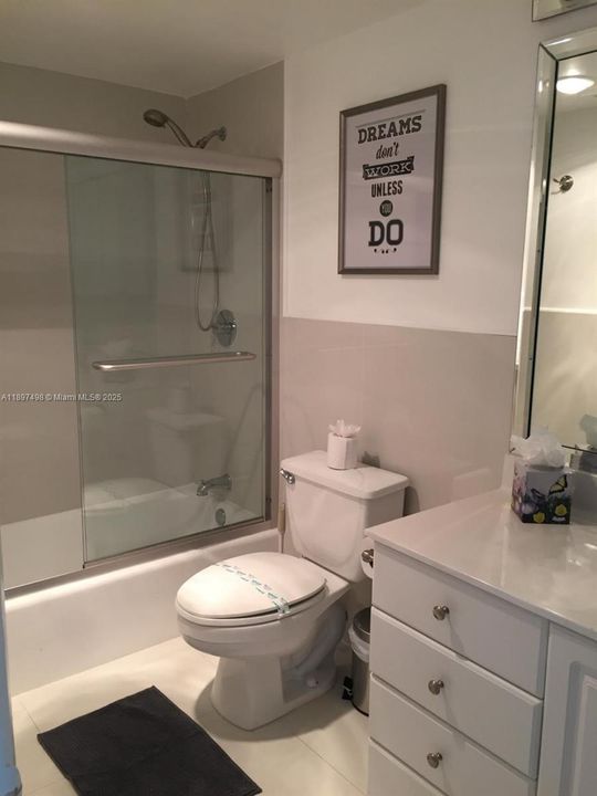 合同活跃: $399,000 (1 贝兹, 1 浴室, 1005 平方英尺)