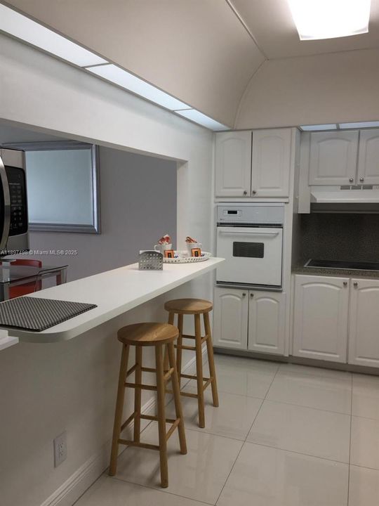 合同活跃: $399,000 (1 贝兹, 1 浴室, 1005 平方英尺)