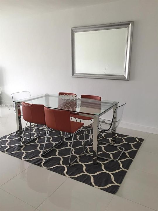 合同活跃: $399,000 (1 贝兹, 1 浴室, 1005 平方英尺)