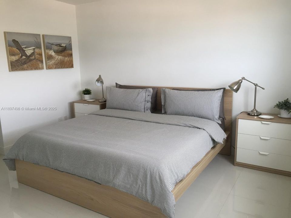 合同活跃: $399,000 (1 贝兹, 1 浴室, 1005 平方英尺)