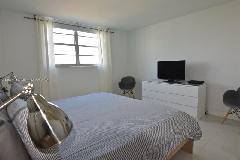 合同活跃: $399,000 (1 贝兹, 1 浴室, 1005 平方英尺)