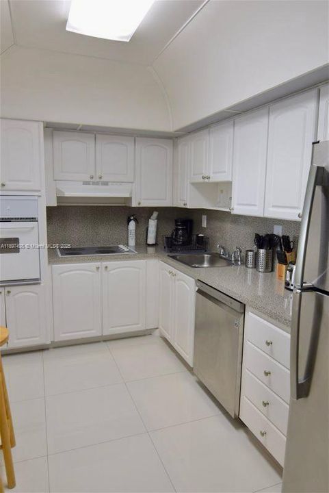 合同活跃: $399,000 (1 贝兹, 1 浴室, 1005 平方英尺)