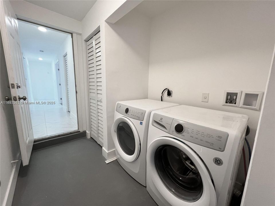 For Sale: $970,000 (4 beds, 3 baths, 2574 Square Feet)