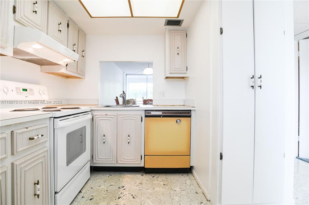 На продажу: $134,900 (2 спален, 2 ванн, 975 Квадратных фут)