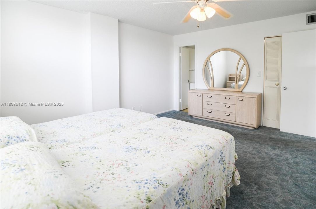 На продажу: $134,900 (2 спален, 2 ванн, 975 Квадратных фут)