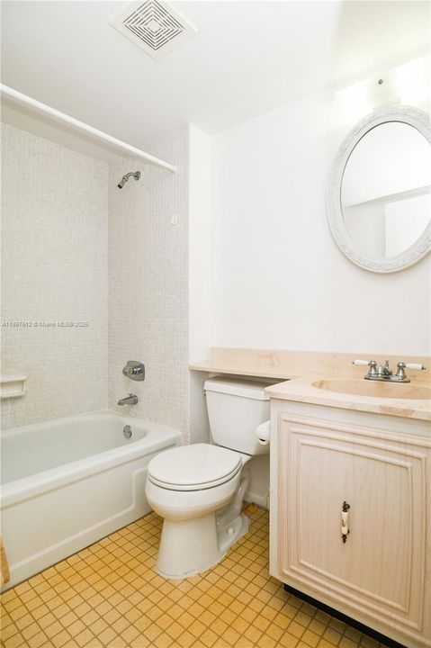 На продажу: $134,900 (2 спален, 2 ванн, 975 Квадратных фут)