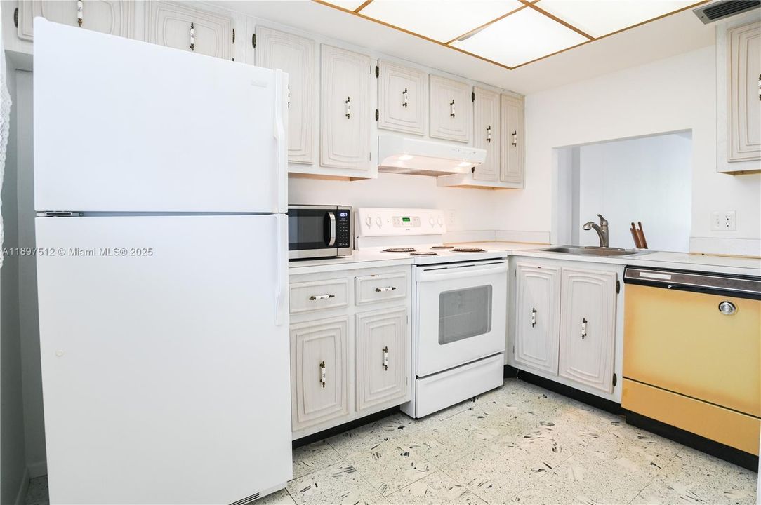 На продажу: $134,900 (2 спален, 2 ванн, 975 Квадратных фут)