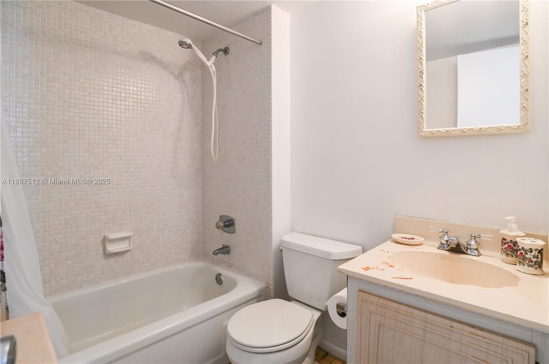 На продажу: $134,900 (2 спален, 2 ванн, 975 Квадратных фут)