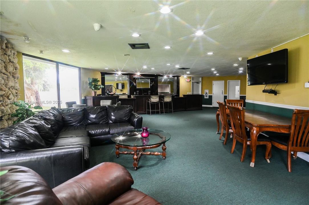 На продажу: $134,900 (2 спален, 2 ванн, 975 Квадратных фут)