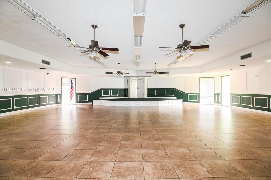 На продажу: $134,900 (2 спален, 2 ванн, 975 Квадратных фут)