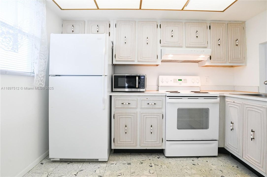 На продажу: $134,900 (2 спален, 2 ванн, 975 Квадратных фут)