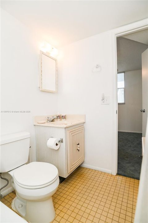 На продажу: $134,900 (2 спален, 2 ванн, 975 Квадратных фут)