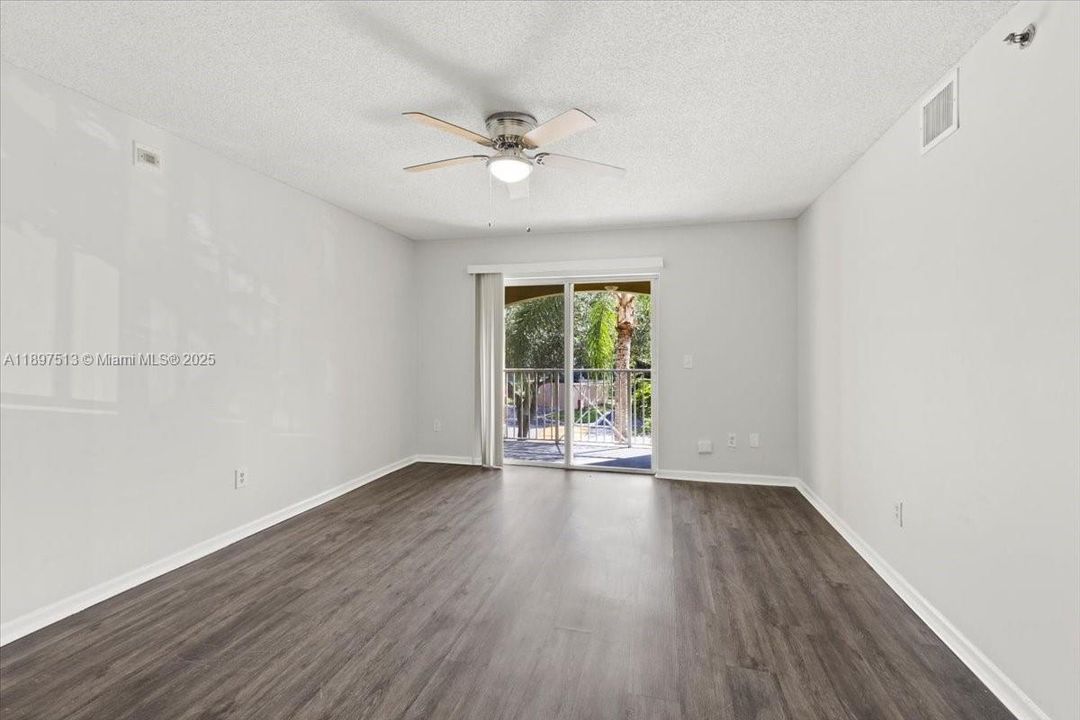 Active With Contract: $2,050 (2 beds, 2 baths, 1130 Square Feet)