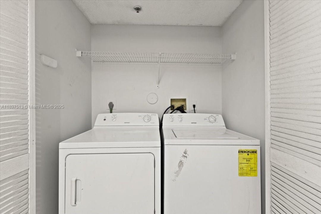 Active With Contract: $2,050 (2 beds, 2 baths, 1130 Square Feet)