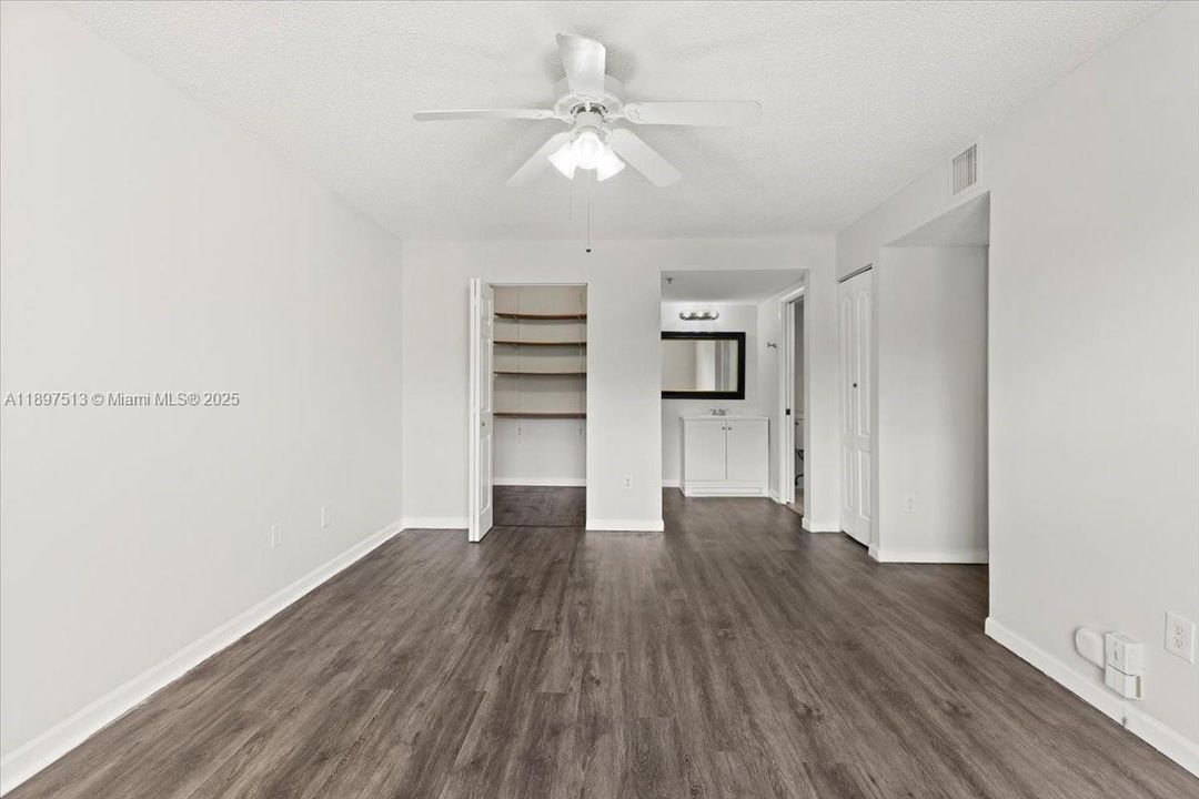 Active With Contract: $2,050 (2 beds, 2 baths, 1130 Square Feet)