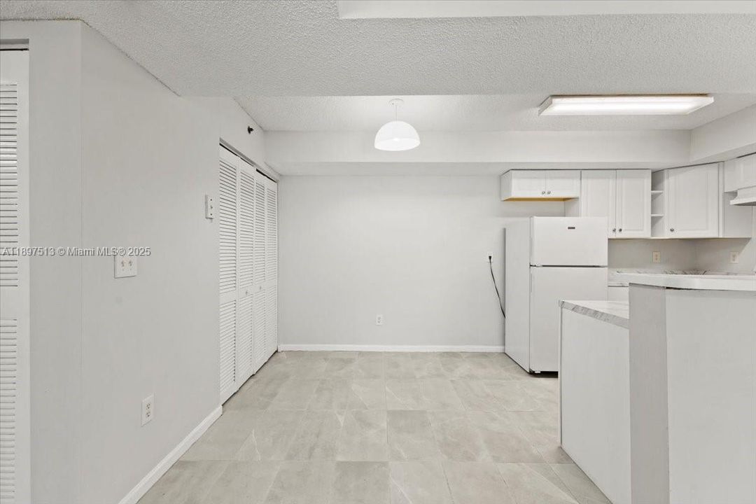 Active With Contract: $2,050 (2 beds, 2 baths, 1130 Square Feet)