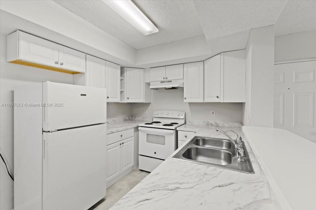 Active With Contract: $2,050 (2 beds, 2 baths, 1130 Square Feet)