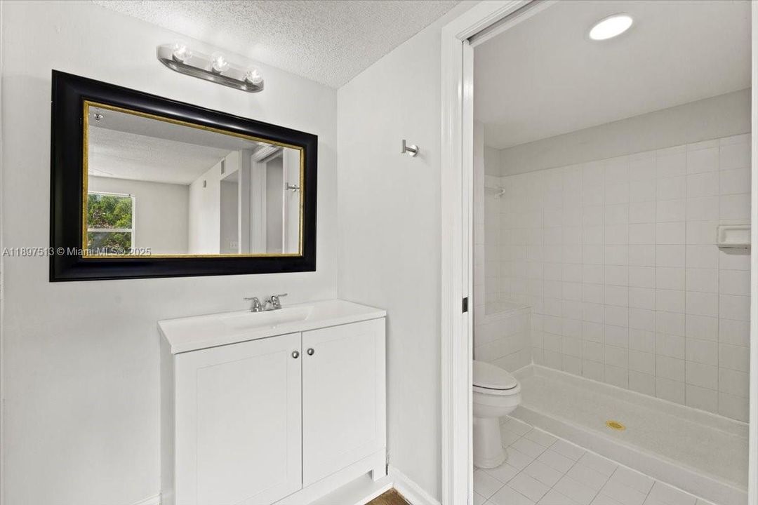 Active With Contract: $2,050 (2 beds, 2 baths, 1130 Square Feet)