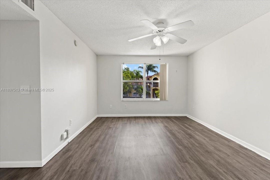 Active With Contract: $2,050 (2 beds, 2 baths, 1130 Square Feet)