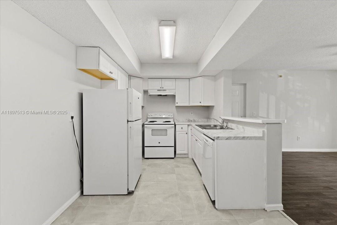 Active With Contract: $2,050 (2 beds, 2 baths, 1130 Square Feet)