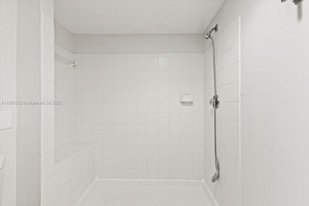 Active With Contract: $2,050 (2 beds, 2 baths, 1130 Square Feet)