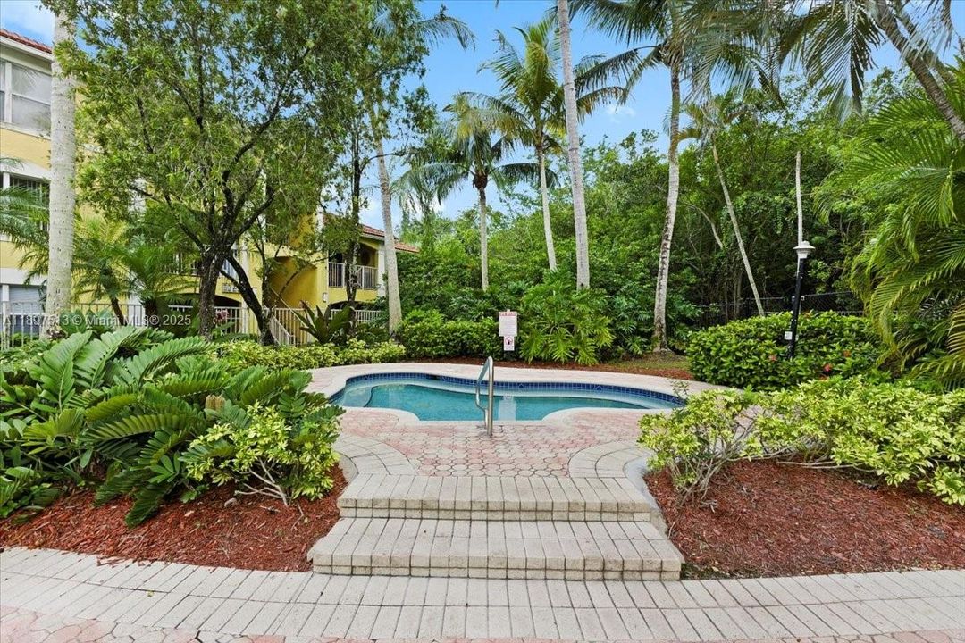 Active With Contract: $2,050 (2 beds, 2 baths, 1130 Square Feet)