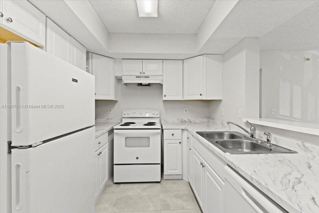 Active With Contract: $2,050 (2 beds, 2 baths, 1130 Square Feet)