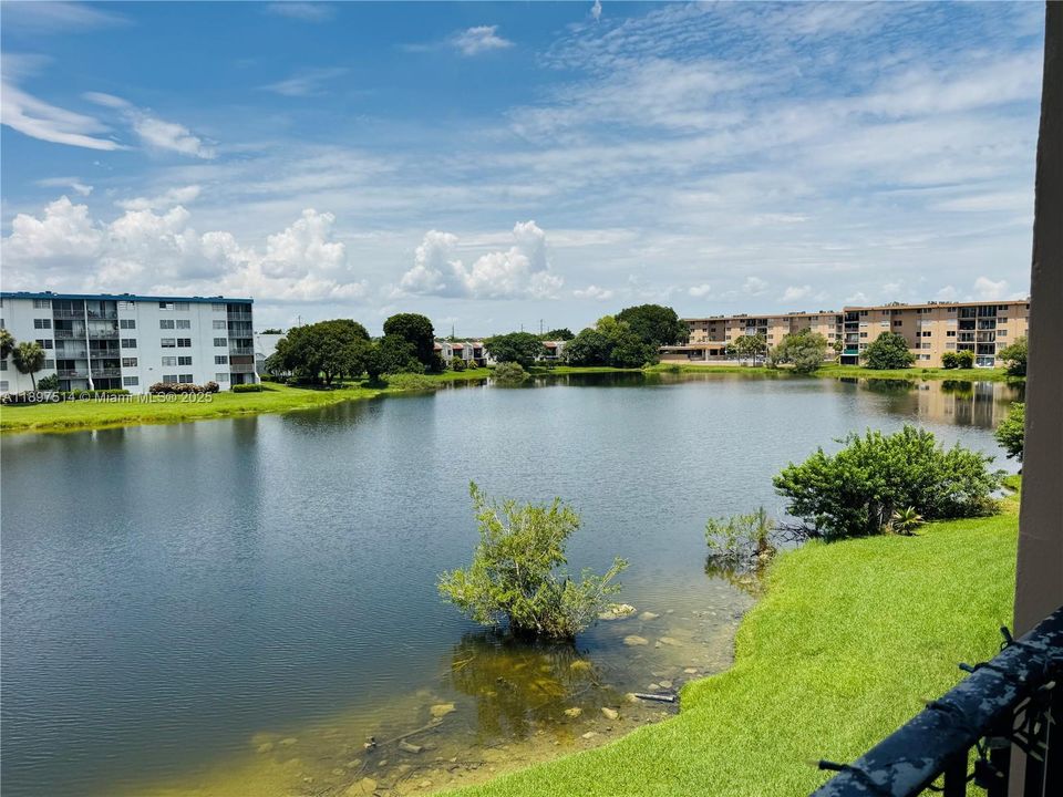 For Sale: $245,000 (1 beds, 1 baths, 842 Square Feet)