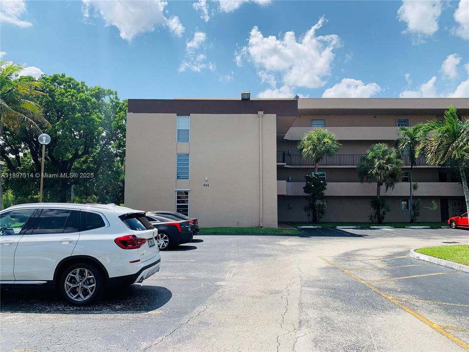 For Sale: $245,000 (1 beds, 1 baths, 842 Square Feet)