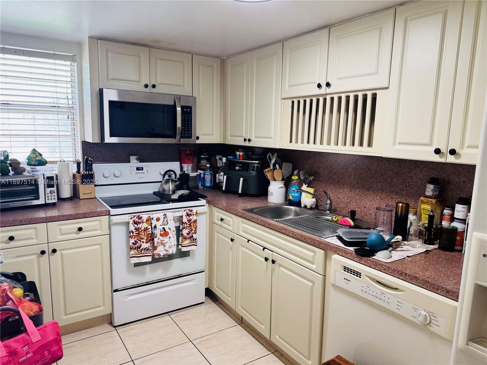 For Sale: $245,000 (1 beds, 1 baths, 842 Square Feet)