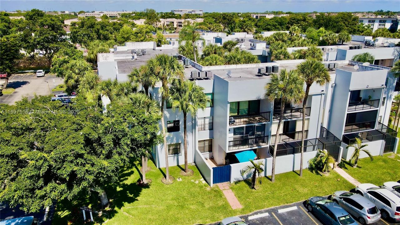 For Rent: $2,399 (2 beds, 2 baths, 936 Square Feet)