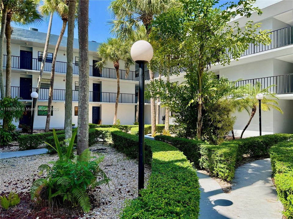 For Rent: $2,399 (2 beds, 2 baths, 936 Square Feet)