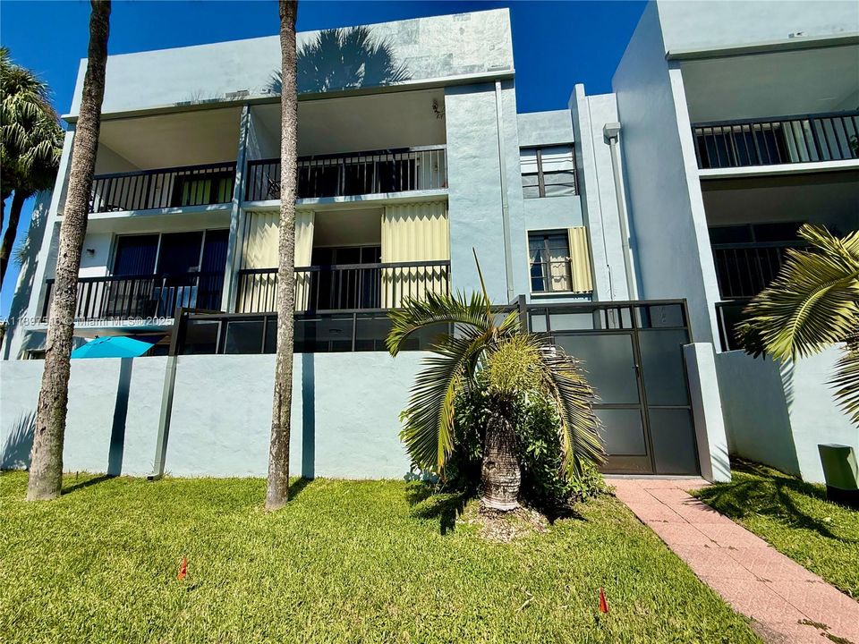 For Rent: $2,399 (2 beds, 2 baths, 936 Square Feet)